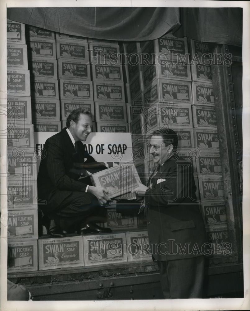 1949 Press Photo Charles Luckman and Paul French finish loading the last case - Historic Images