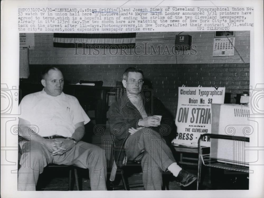 1963 Press Photo Cleveland Ohio Stan Griffin &amp; Joe Simek at printers union hall - Historic Images