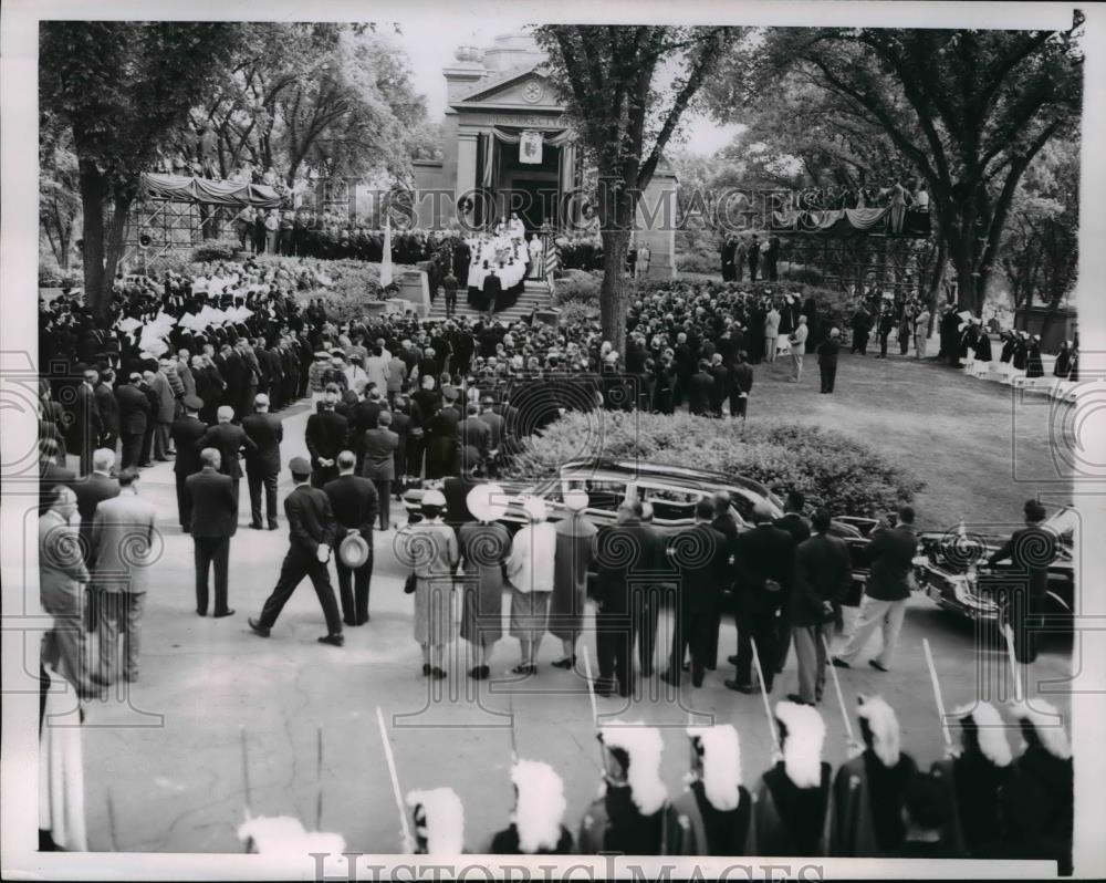 1958 Press Photo Samuel Cardinal Stritch Funeral, Mount Carmel Cemetery Illinois - Historic Images