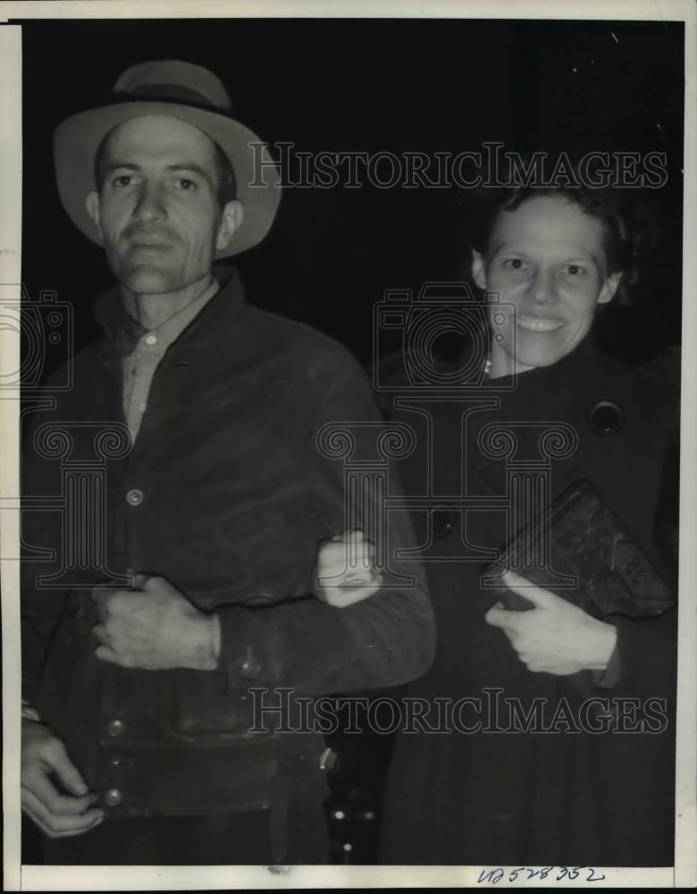 1939 Press Photo Mr &amp; Mrs Crozier at Arizona Hospital. Son found lost 6 days - Historic Images