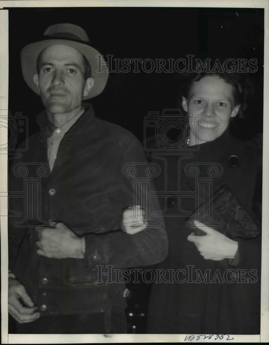 1939 Press Photo Mr & Mrs Crozier at Arizona Hospital. Son found lost 6 days - Historic Images