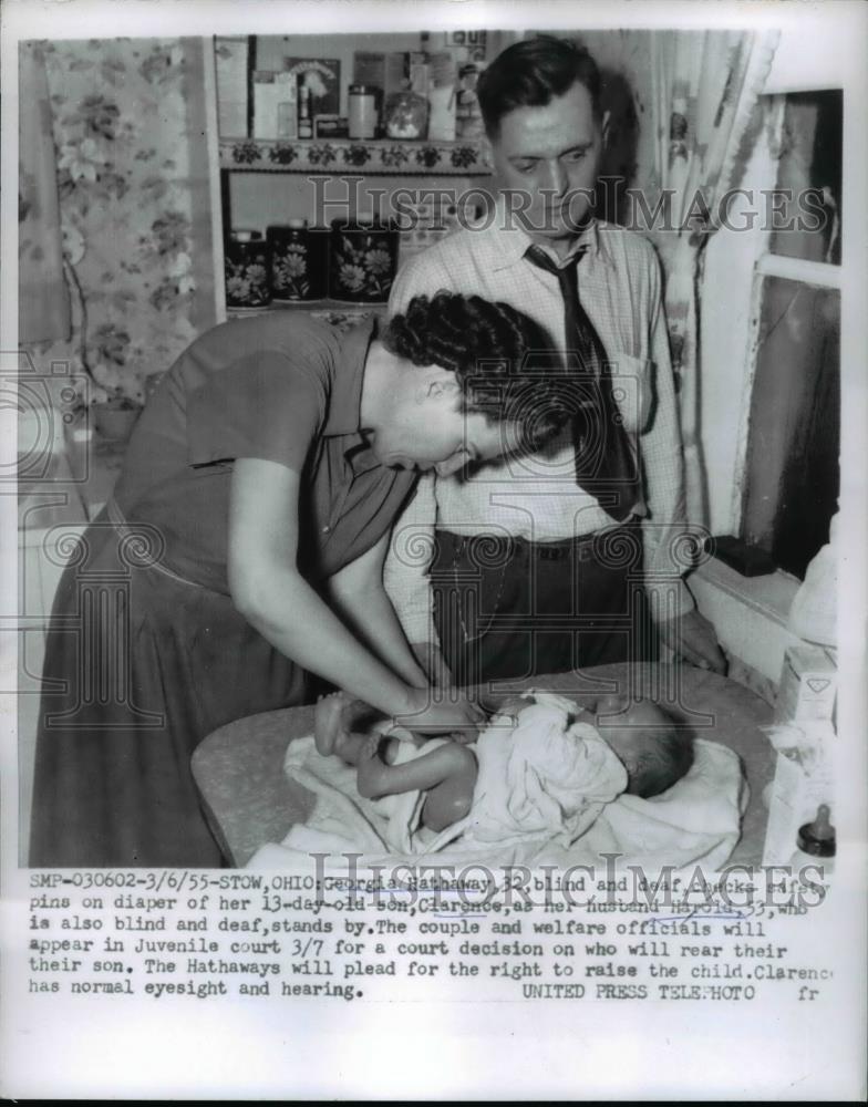 1955 Press Photo Stow Ohio Georgia Hath blind and deaf mother checks safety - Historic Images