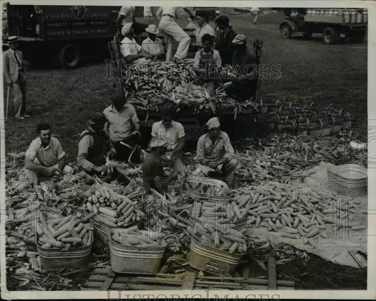1939 Press Photo Crowd that were serve chicken dinner after attending a rally - Historic Images