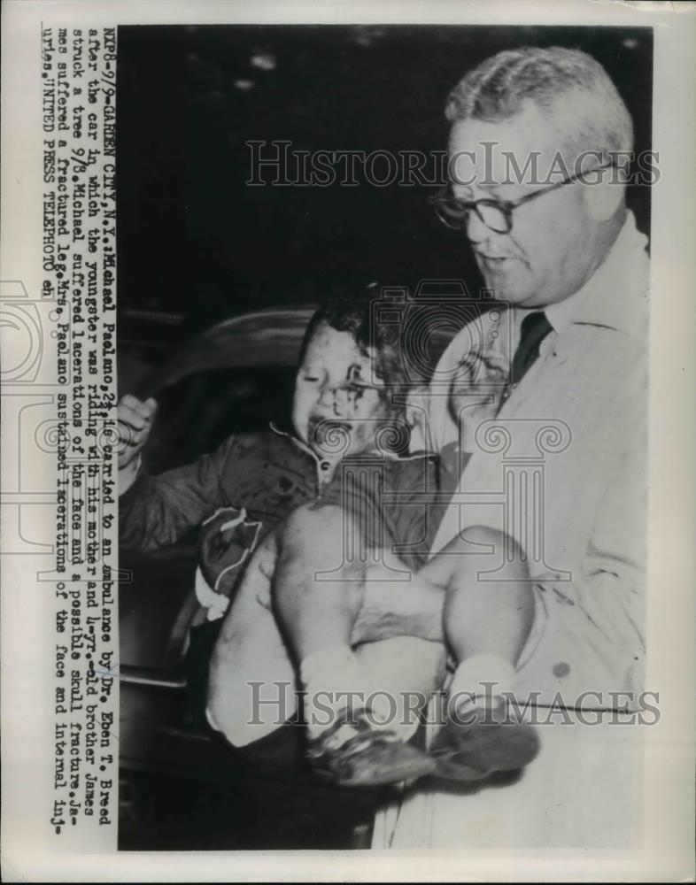 1954 Press Photo Michael Paolano 2 1/2 is carried to an ambulance by Dr. Breed - Historic Images