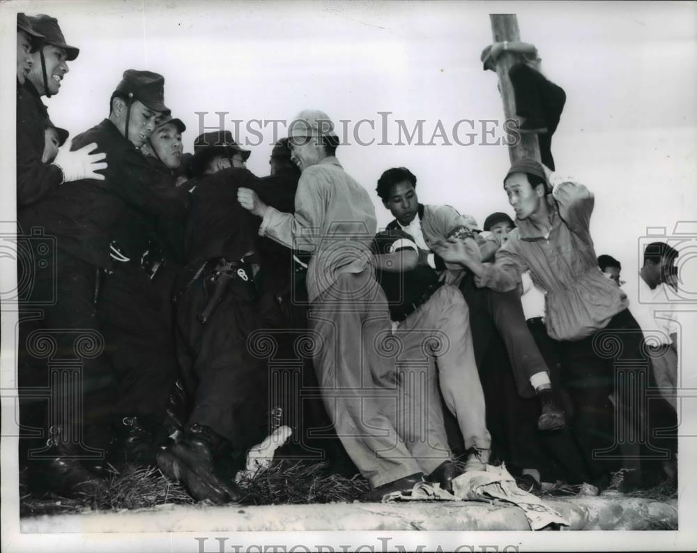 1955 Press Photo Japanese Police clash at Strikers from Sunakwa-Machi Village. - Historic Images