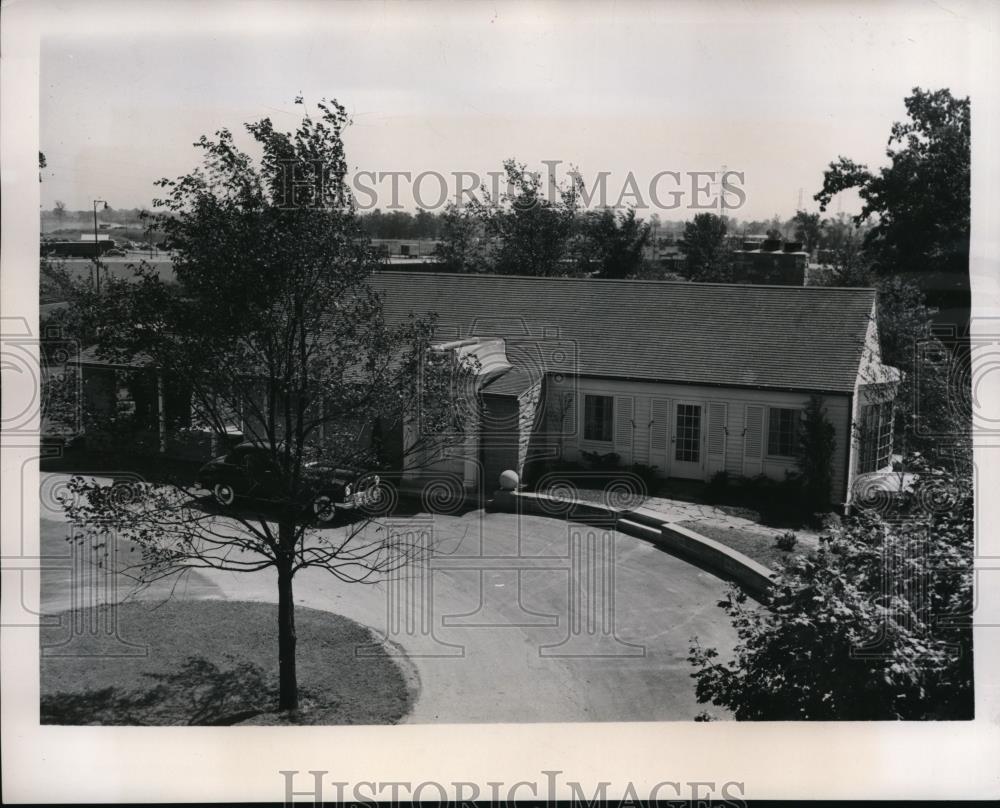 1948 Press Photo Exterior view of the Willow Cottage for the company&#39;s clients - Historic Images