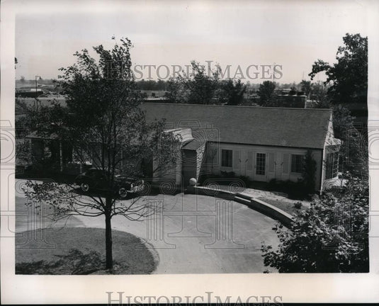 1948 Press Photo Exterior view of the Willow Cottage for the company's clients - Historic Images