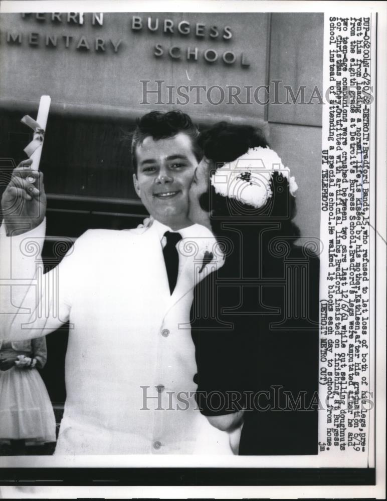 1962 Press Photo Bradfort Bandt, 15, kissed by her mother, Kathleen - Historic Images