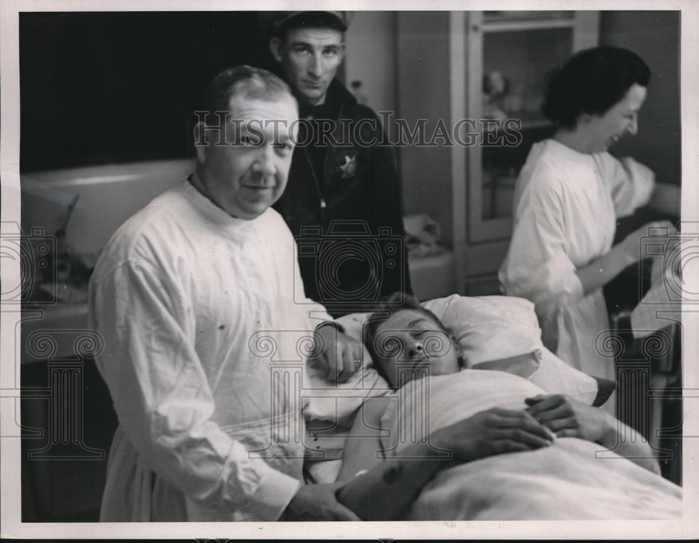 1936 Press Photo James Anderson Wounded After Fired w/ Officers - Historic Images