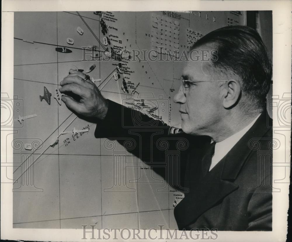 1948 Press Photo San Francisco Chief Quartermaster Henry Sigler plots flight - Historic Images