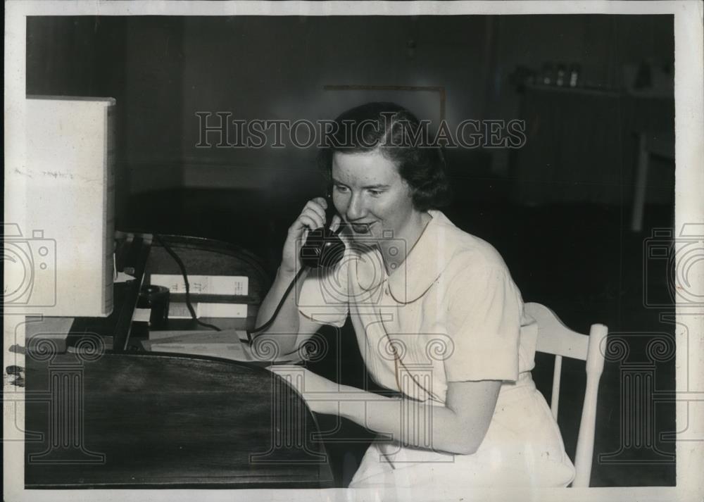 1937 Press Photo Mrs John McGee at Baby Service Inc - Historic Images