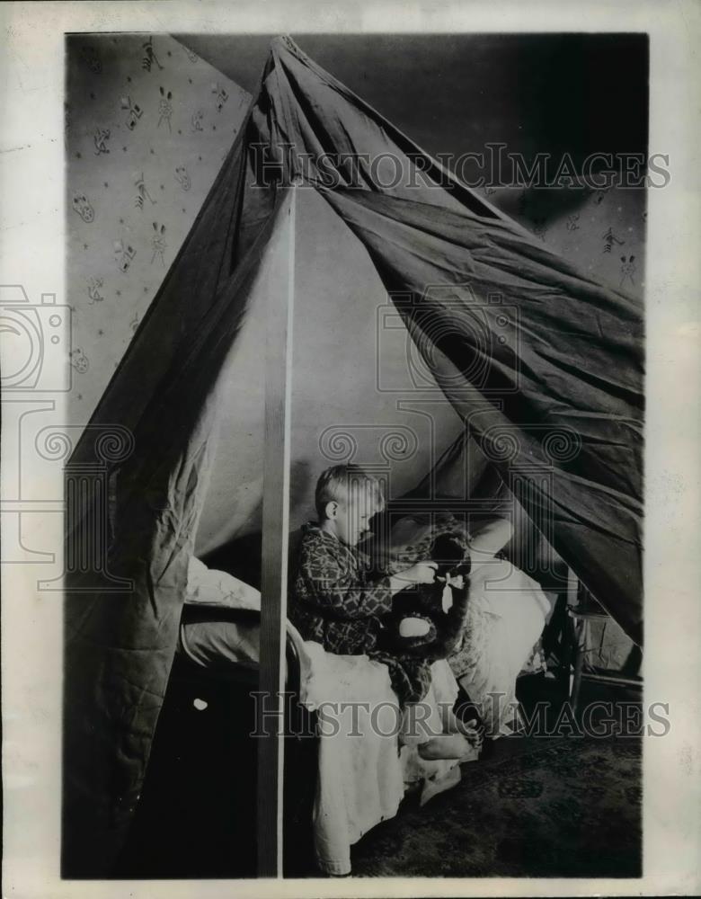 1944 Press Photo Milwaukee Mickey Schwartz got a tent for Christmas and insisted - Historic Images