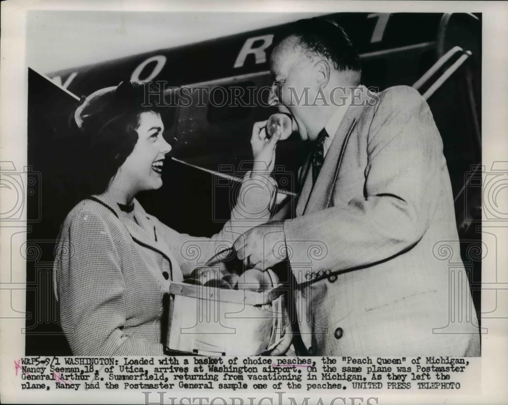1953 Press Photo Wash DC Peach Queen Nancy Seeman of Mich & Postmaster En - Historic Images