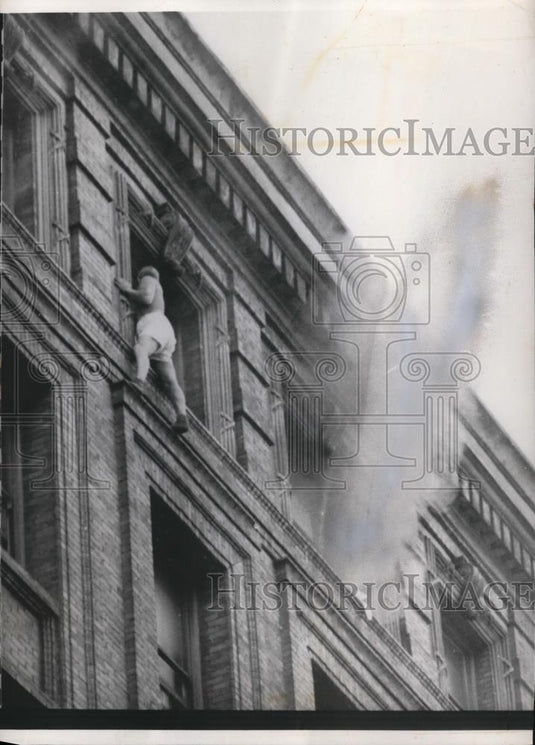 1959 Press Photo Arnold Fani Trying to reach Fire Escape at Downtown Hotel - Historic Images