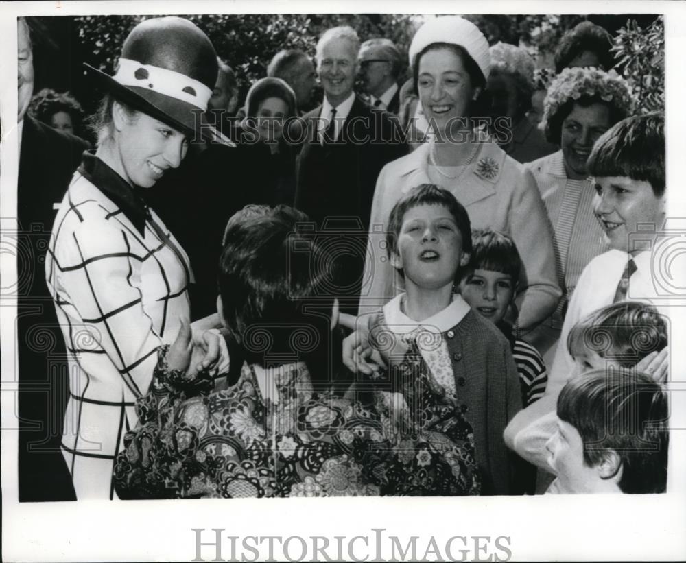 1969 Press Photo Princess Anne with the youngsters as they bid goodbye - Historic Images