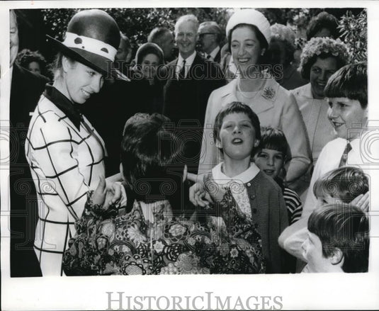 1969 Press Photo Princess Anne with the youngsters as they bid goodbye - Historic Images