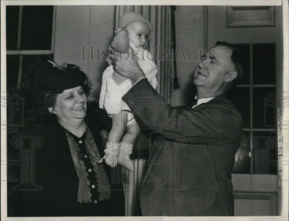 1940 Press Photo Jed Johnson &amp; Wife Holding 4 1/2 Months Jed Jr. at White House - Historic Images