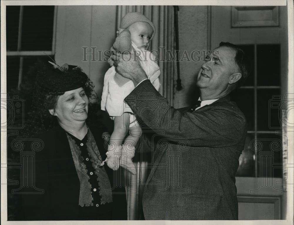 1940 Press Photo Jed Johnson & Wife Holding 4 1/2 Months Jed Jr. at White House - Historic Images