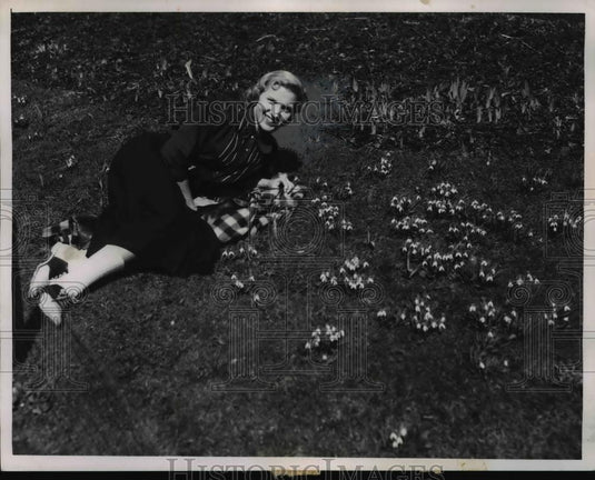 1956 Press Photo Ms.Judy Knauss with snowdrops in front off Art Museum. - Historic Images