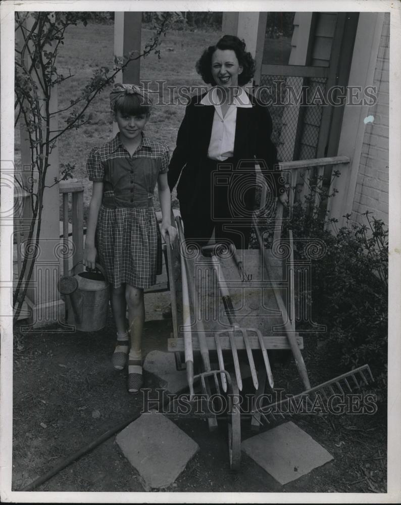 1943 Press Photo Mrs. Max Sheriger And Daughter Patricia Tend Victory Garden - Historic Images