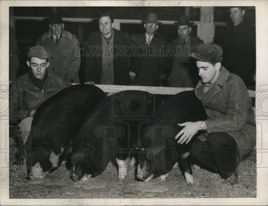 1944 Press Photo Charles Barnhart of Greenfield, Ind. and Joe Judge, of Kennard, - Historic Images