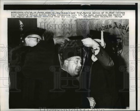1958 Press Photo Dr. Ove Olson hood Sweden's Prince Bertil during ceremonies - Historic Images
