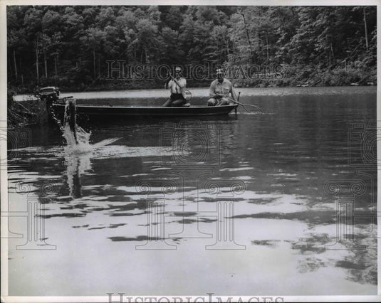 1962 Press Photo Kentucky Fisherman in Boat - Historic Images