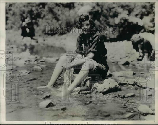 1932 Press Photo Mrs. F.E. Colston, wife of a marcher - Historic Images