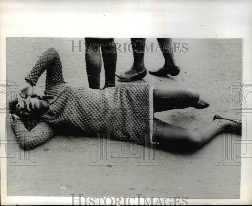 1969 Press Photo Woman Mourns Assassination of Tom Nboya of Kenya in Nairobi - Historic Images