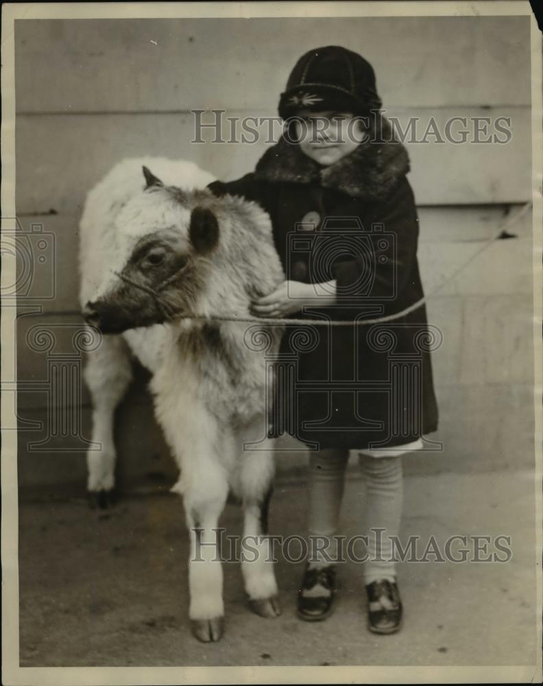 1926 Press Photo Four year old Ruth Costelo with baby Ruth, her weeks old calf - Historic Images