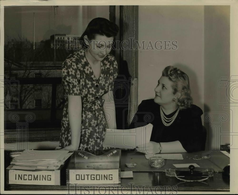 1942 Press Photo of Miss Marie Thomas (R) tells Loretta about her duties as a - Historic Images