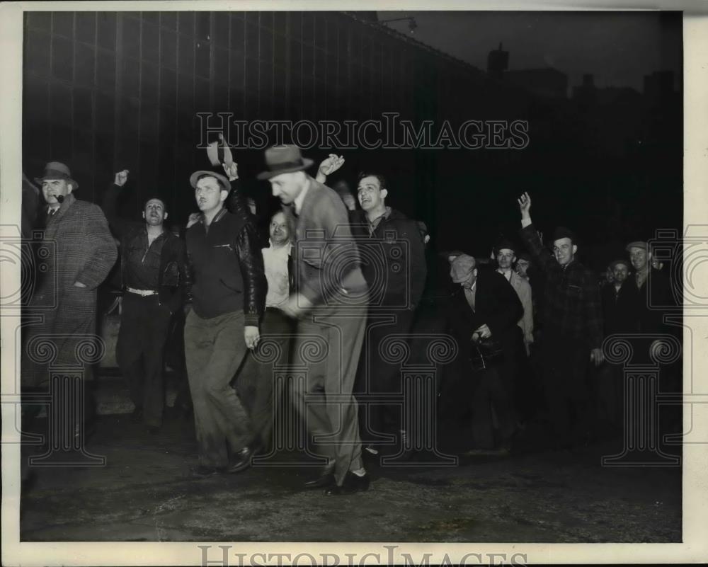 1939 Press Photo Afternoon shift at the Chrysler Corporation in Detroit - Historic Images