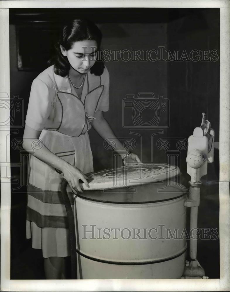 1942 Press Photo The dangers of flammable solvent in washing machine - Historic Images