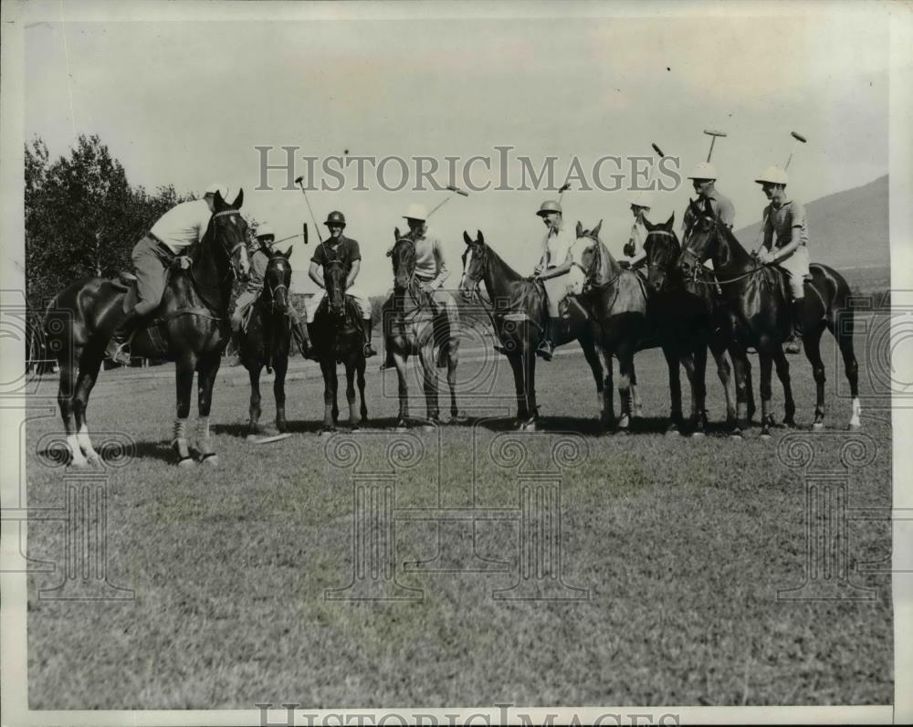 1933 Press Photo of people learning to play polo one of which is John Roosevelt. - Historic Images