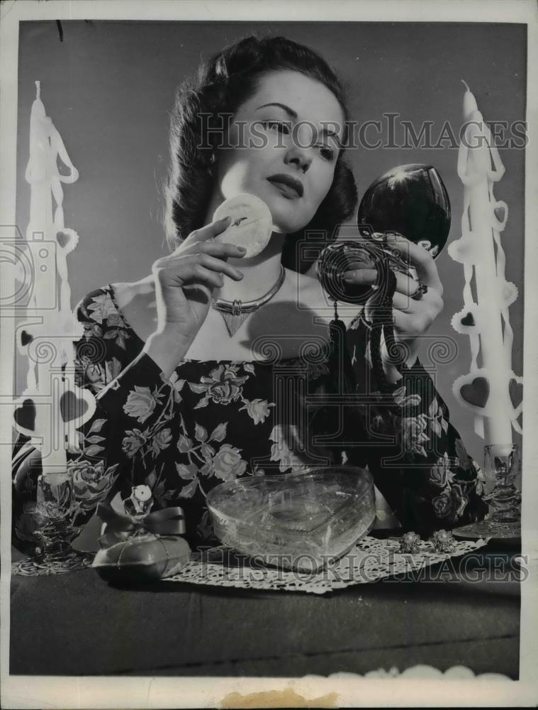 1948 Press Photo Bettie Thomas,wears make up for Valentine&#39;s Day - Historic Images