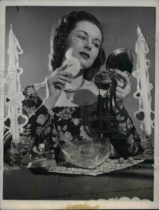 1948 Press Photo Bettie Thomas,wears make up for Valentine's Day - Historic Images
