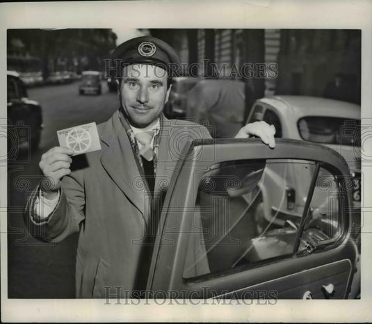 1961 Press Photo Member of Official Unauthorized Parking Lot Assistants in Rome - Historic Images