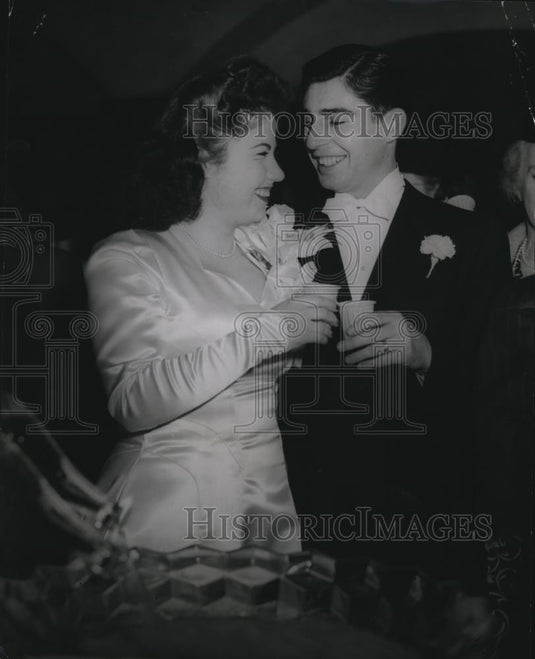 1946 Press Photo Dorothy Solomon & Husband Sol at Wedding - Historic Images