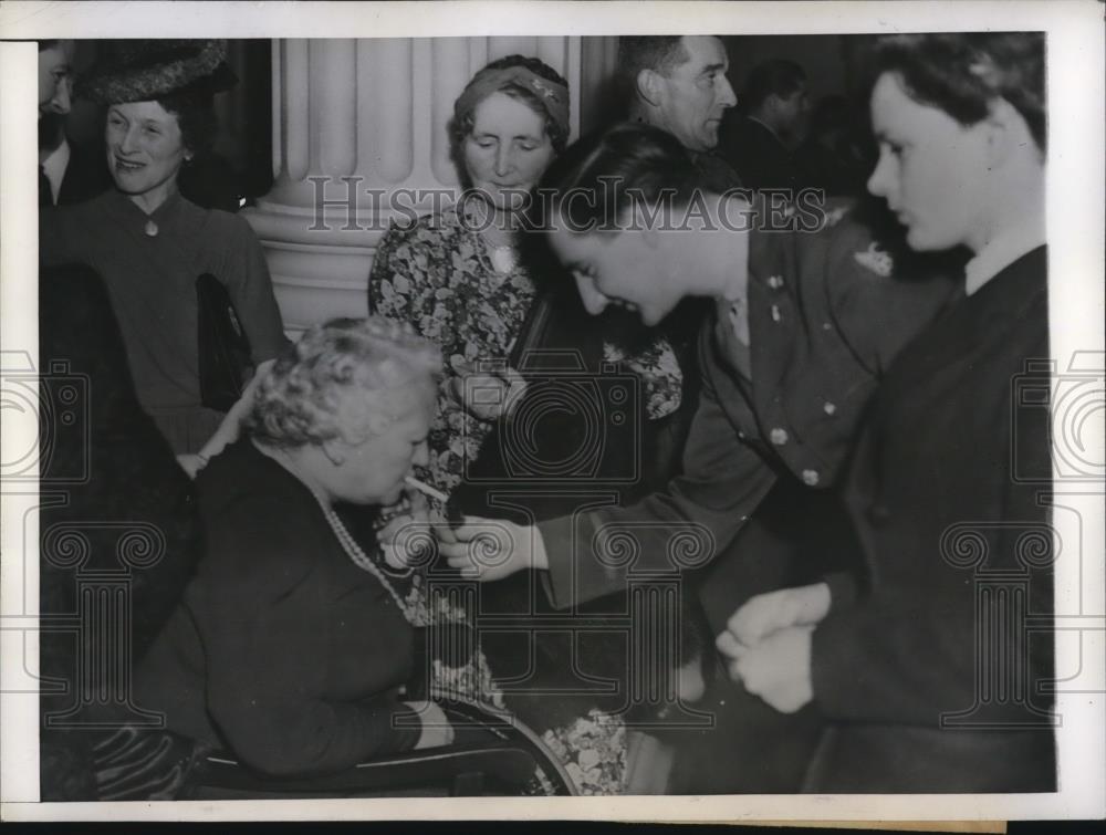 1944 Press Photo Capt. Philip Del Vecchio lit the cigarette of the Lady Mayoress - Historic Images