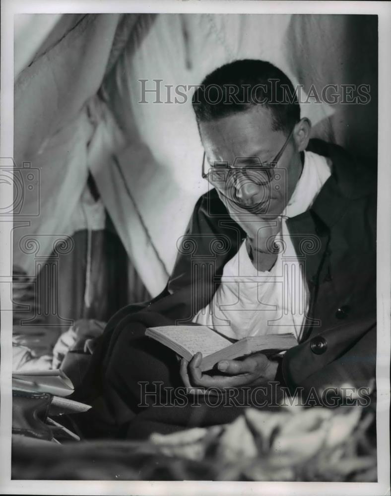 1954 Press Photo POet Vo Tanh Minh reads his book in The Palace of Geneva - Historic Images