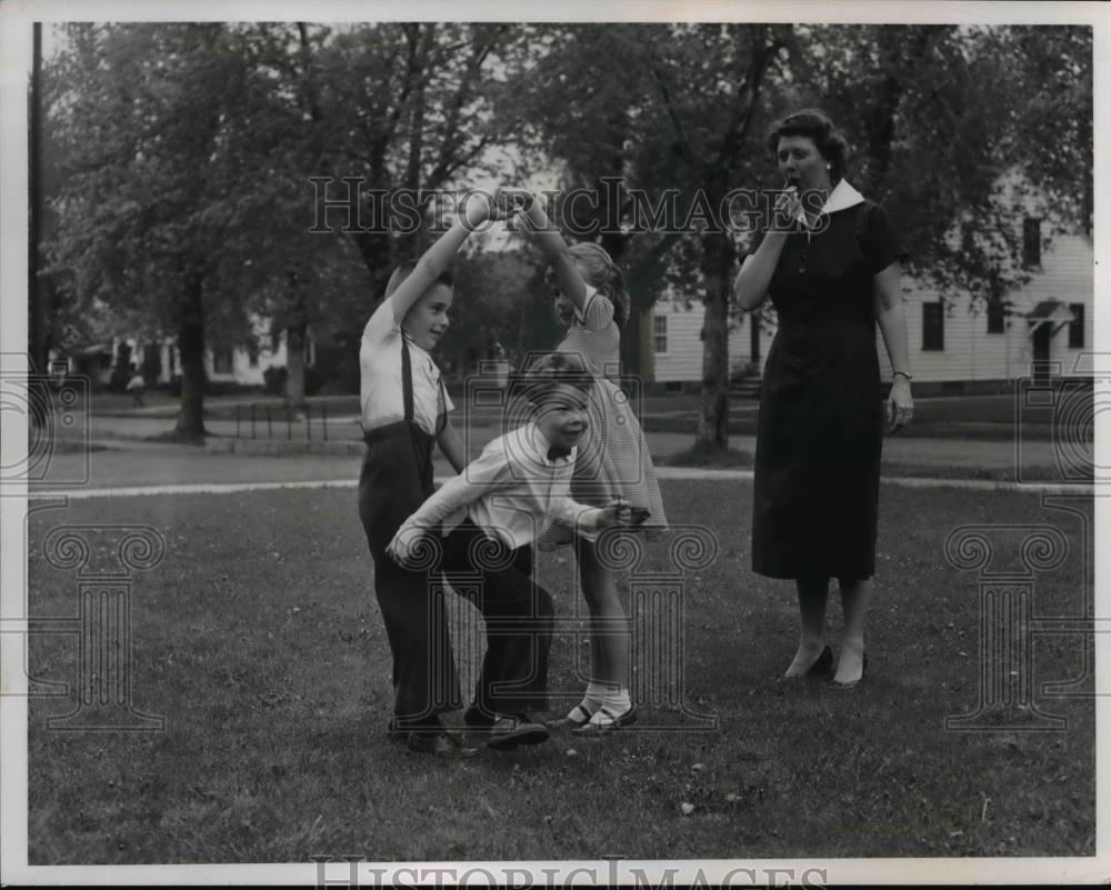 1957 Press Photo Pupils at Mark Twain School w/ Mrs. Rudyk - Historic Images