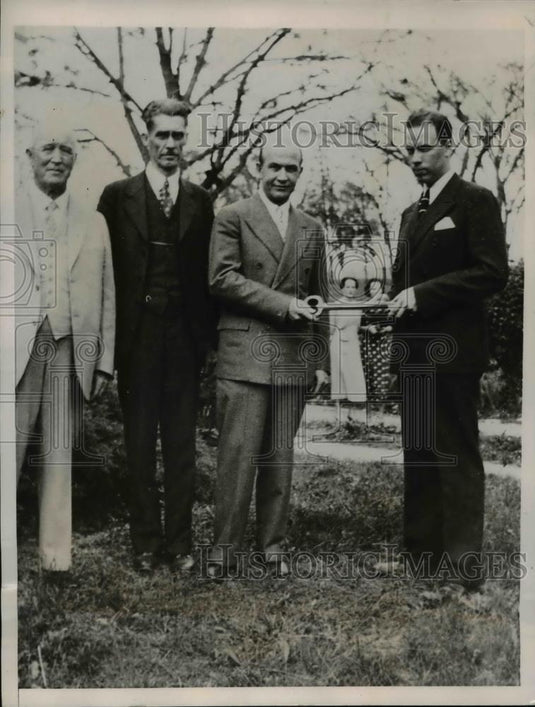 1935 Press Photo Marion Sayle Taylor,receives the key ot the city of Libery - Historic Images