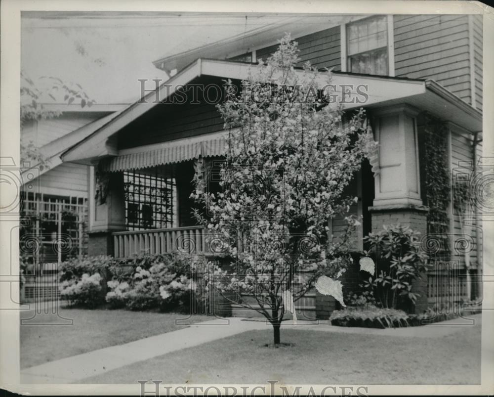 1940 Press Photo Lovely house landscaped with flowers and flowering trees - Historic Images