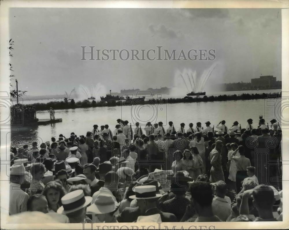 1943 Press Photo of the Coast Guard celebrating its 153rd birthday. - Historic Images