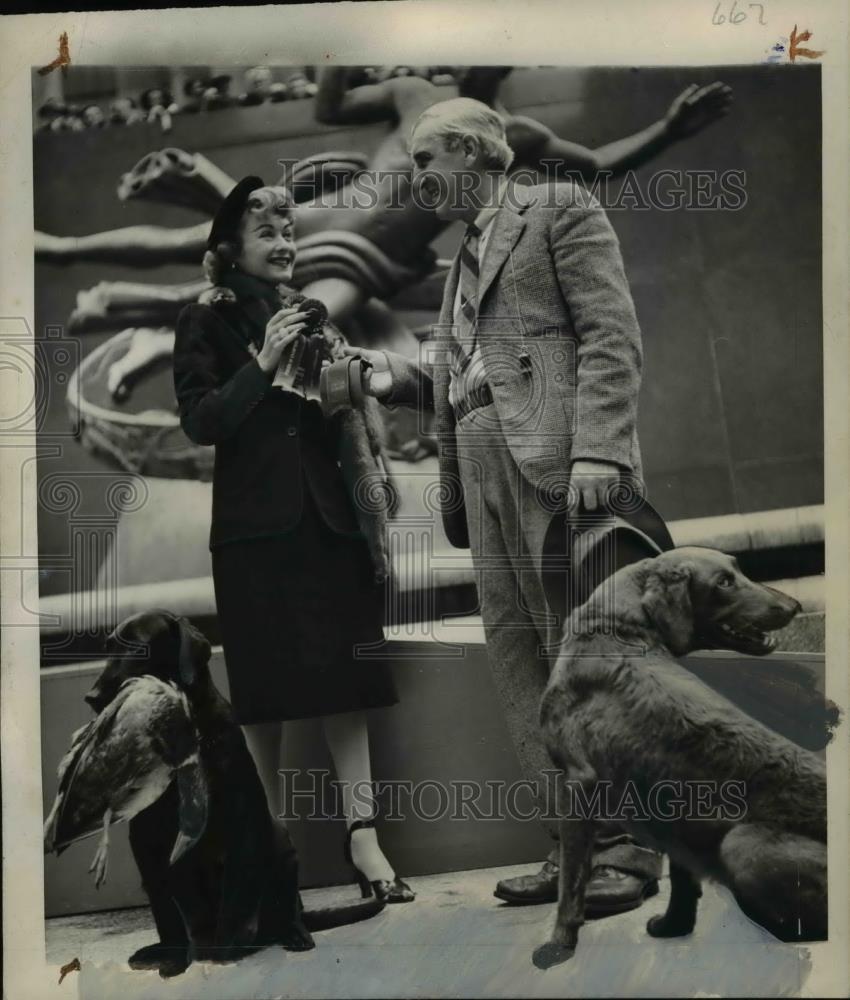 1944 Press Photo Constance Benett and Paul Svane at National Dog Week - Historic Images