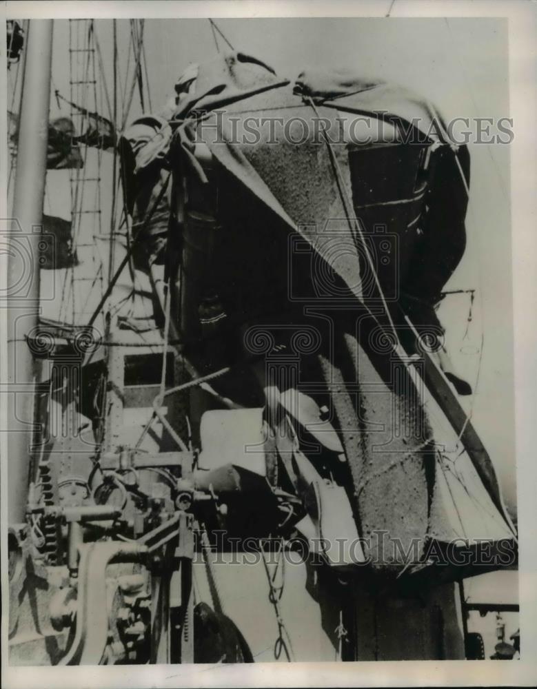 1940 Press Photo German Air Bomb fell on the quayside of the Belgian Port - Historic Images