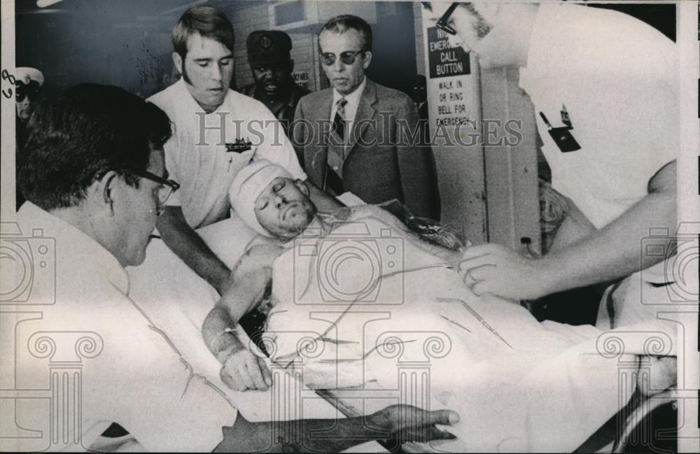 1970 Press Photo Fred Senff, Transported to Prison Ward of County USC Medical - Historic Images