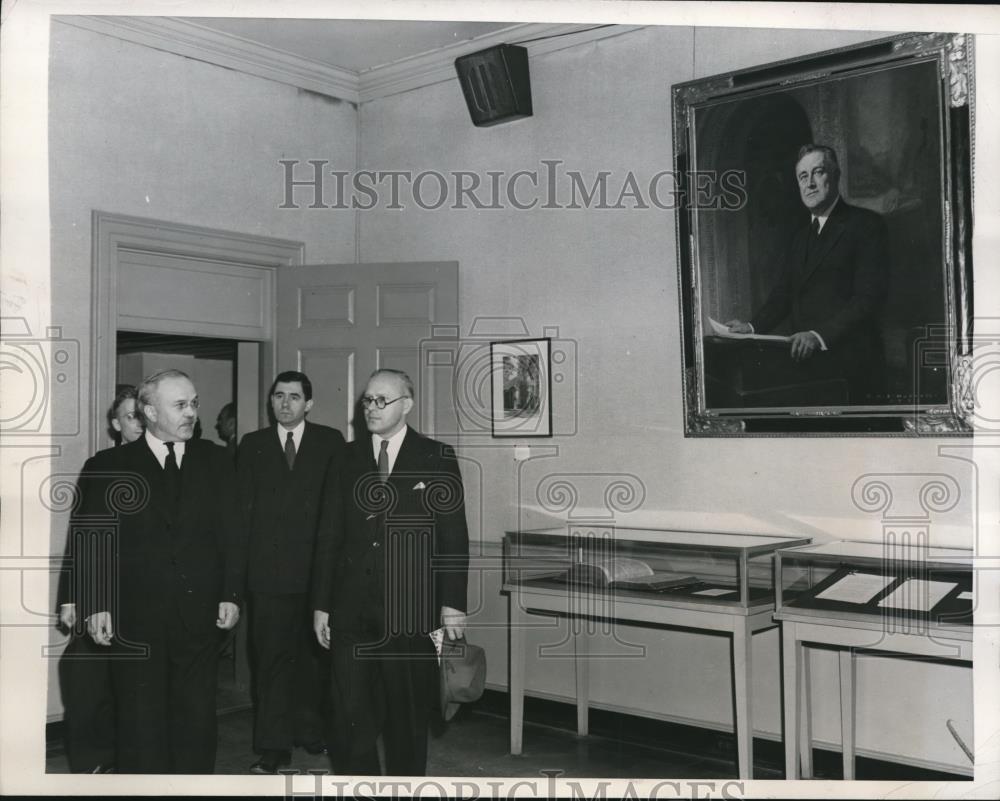 1946 Press Photo Hyde Park NY Viaches Molotov, Andrei Gromyko, N Novikot - Historic Images