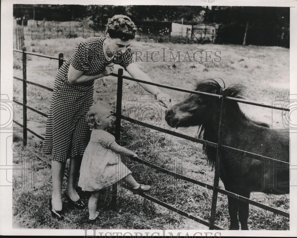 1938 Press Photo Buckinghamshire England Duchess of Kent, Princess Alexandra - Historic Images