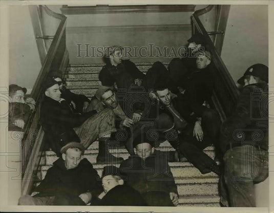 1937 Press Photo Group of farmers at Carlton County Courthouse in Minnesota - Historic Images